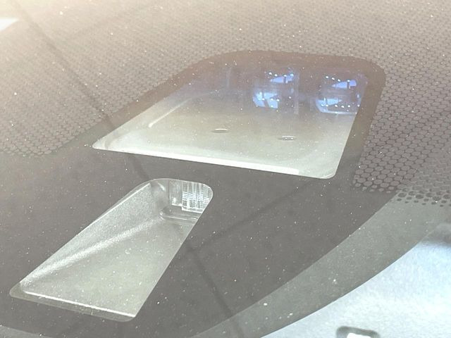 【ホンダセンシング】走行中に前方の車両等を認識し、衝突しそうな時は警報とブレーキで衝突回避と被害軽減をアシスト。より安全にドライブをお楽しみいただけます。