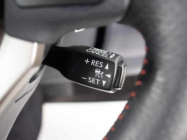 レーダークルーズコントロール  ミリ波レーダーと単眼カメラで先行車を認識し、車速に応じた車間距離を保ちながら追従走行を支援します。