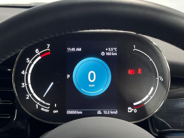 ���}���`�f�B�X�v���C���[�^�[:�S�̂��t���p�l���ƂȂ��Ă����i�I�ȃ��[�^�[�p�l���B�ʏ�̃X�s�[�h���[�^�[�Ƃ��Ă̋@�\�͂������A�I�[�f�B�I�@�\�̊m�F�E������ł��A�^�]�ɏW�����₷���Ȃ��Ă���܂��B