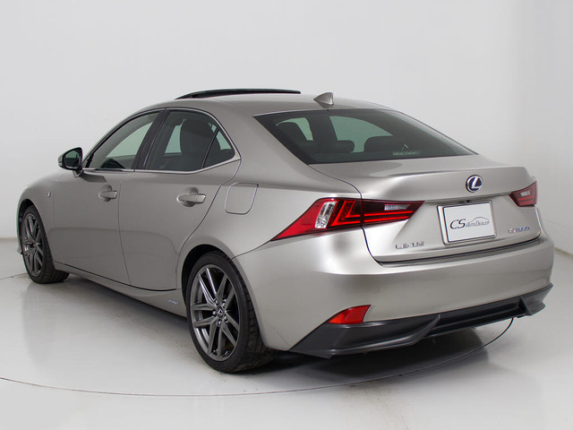 個性的なリアビューで御座います。精悍な佇まいは高級車ならではです。