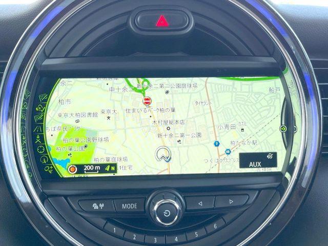 ��BMW�����i�r:��̊��̂���i�r�́A����������ԓ������o���Ă���܂��BBluetooth�Đ��ȂǃI�[�f�B�I�@�\���[�����Ă���܂��̂ŁA�^�]�����y���߂܂���