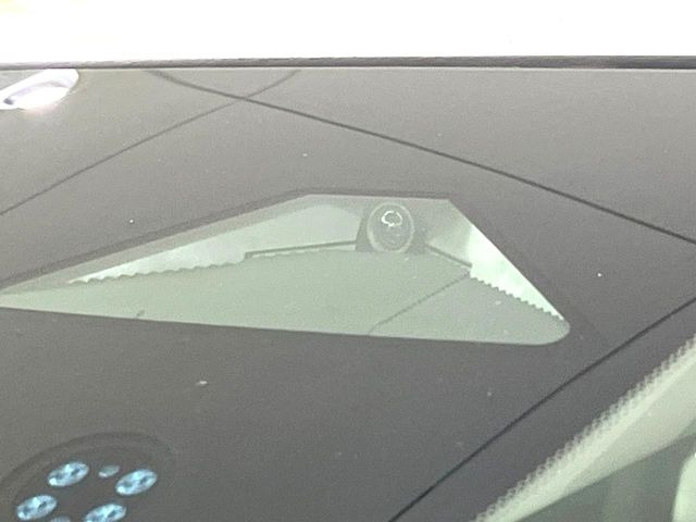 �y�z���_�Z���V���O�z���s���ɑO���̎ԗ�����F�����A�Փ˂������Ȏ��͌x��ƃu���[�L�ŏՓˉ���Ɣ�Q�y�����A�V�X�g�B�����S�Ƀh���C�u�����y���݂��������܂��B