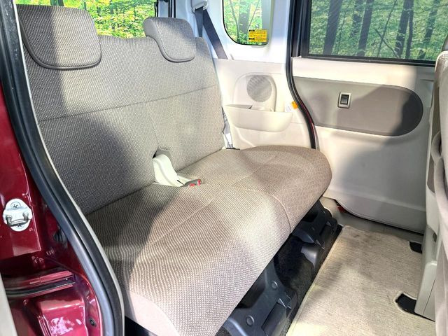後部座席も気になるようなキズ・汚れやへたり等、大きなダメージはなく、良好な状態です。