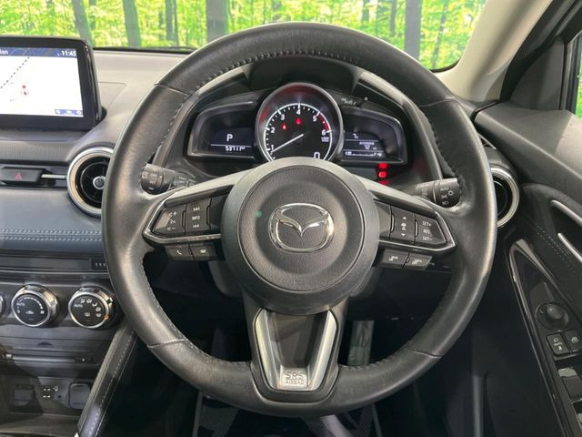 �C���e���A�ɍ��킹���f�U�C���̃X�e�A�����O�́A�^�]�������̂��Ƃ��l���A�^�]���₷���`��A�傫���ł��B�����x�A���ۂɐG���Ă��m���߂��������B