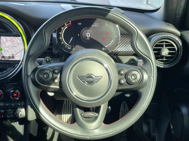 ���}���`�t�@���N�V�����X�e�A�����O:�n���h���̍��E�̃{�^���ŃI�[�f�B�I�̑I���≹�ʂ̒��߂��\�ł��B�n���h�����������������ł���̂ň��S�ł��ˁ�