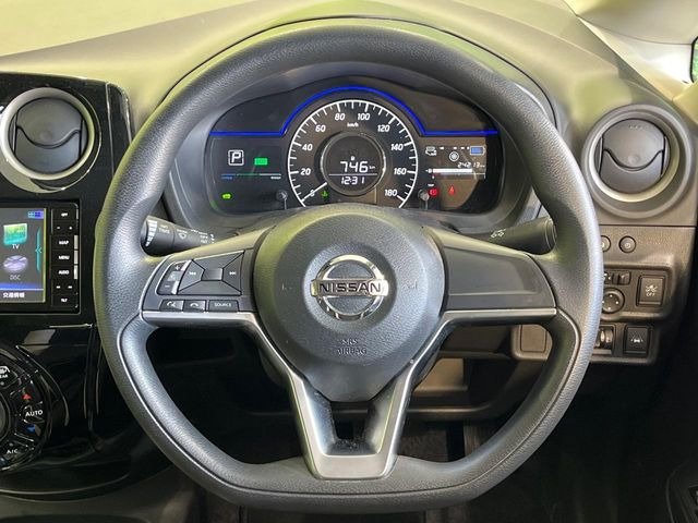 �C���e���A�ɍ��킹���f�U�C���̃X�e�A�����O�́A�^�]�������̂��Ƃ��l���A�^�]���₷���`��A�傫���ł��B�����x�A���ۂɐG���Ă��m���߂��������B