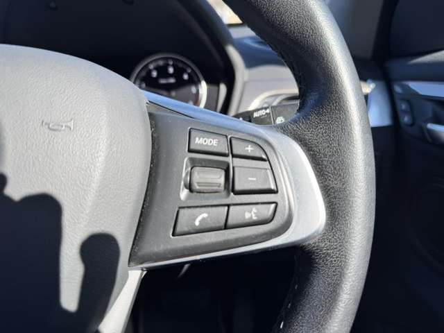 �X�e�A�����O�X�C�b�`���ځB�n���h�������𗣂����ɉ��ʒ�����e�푀����s���܂��B