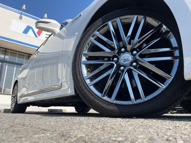 �y�����I�v�V����18�C���`�X�p�b�^�����O�A���~�z�C�[���z�����I�v�V�����z�C�[���𑕒��B���s���\�̌���ɉ����A�O�ς����X�^�C���b�V���ɂȂ��Ă��܂��B