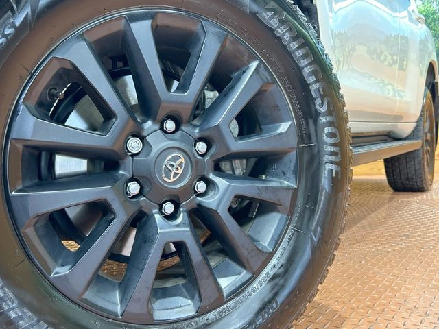 �y����18�C���`�A���~�z�C�[���z�O�ςɃ}�b�`���������A���~�z�C�[���𑕒����Ă���܂��B�e��ЊO�A���~�z�C�[����A�X�^�b�h���X�^�C�����戵�����Ă���܂��B���񂲑��k����������