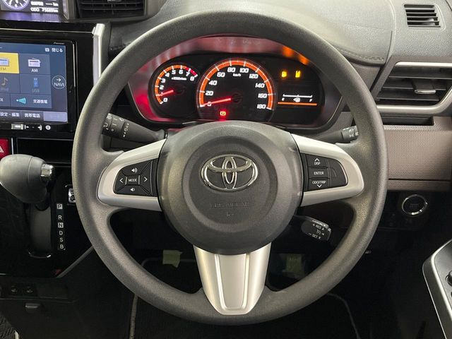 �C���e���A�ɍ��킹���f�U�C���̃X�e�A�����O�́A�^�]�������̂��Ƃ��l���A�^�]���₷���`��A�傫���ł��B�����x�A���ۂɐG���Ă��m���߂��������B