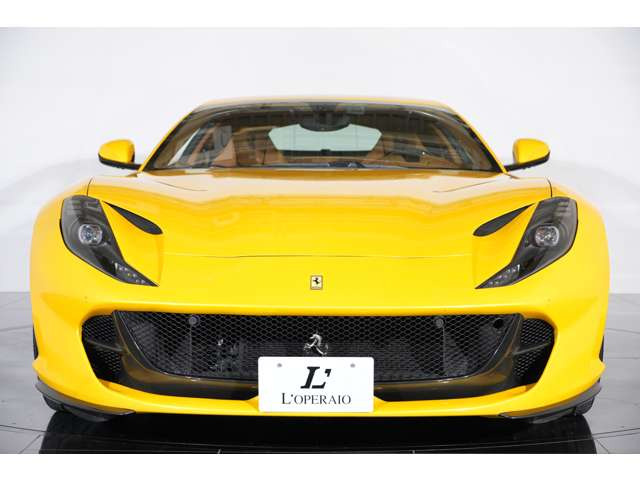 スペシャルカラーであるジアッロトリプロストラートは見る人を虜にする究 極の1台。他の車では真 似できない唯一無二の車両です。