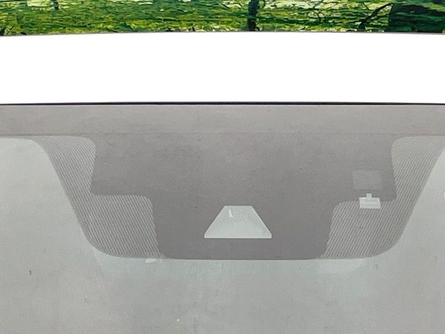 【トヨタセーフティセンス】走行中に前方の車両等を認識し、衝突しそうな時は警報とブレーキで衝突回避と被害軽減をアシスト。より安全にドライブをお楽しみいただけます。