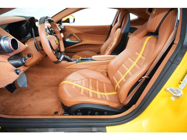 内装には茶色を意味するクオイオレザーを惜しみなく使用。ドアを開けた瞬間にラグジュアリーを感じられます。