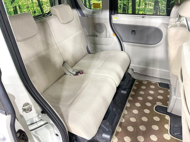 後部座席も気になるようなキズ・汚れやへたり等、大きなダメージはなく、良好な状態です。