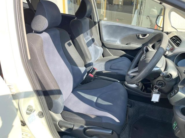 運転席シート廻りは使用感も少なく、良好な状態となっています。丁寧に使われていたことがよくわかりますね。