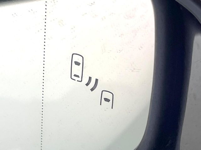 【ブラインドスポットモニター】走行中、ドアミラーの死角になりやすい箇所に後続車が接近するとサイドミラーのレンズに警告を表示!ドライバーに注意喚起をしてくれます。