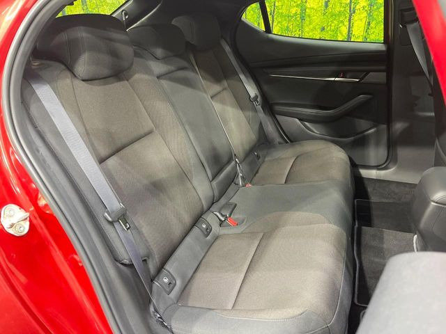 後部座席も気になるようなキズ・汚れやへたり等、大きなダメージはなく、良好な状態です。