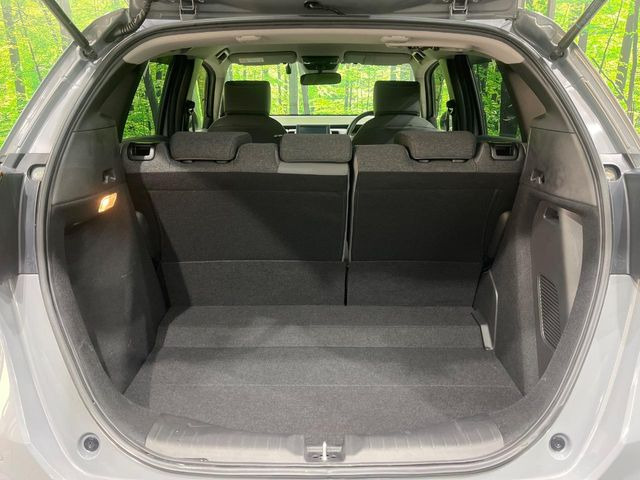 ���i�̂���������ʋ΁A���}���ɏ\���ȉ׎��X�y�[�X���m�ۂ��Ă���܂��B�Z�J���h�V�[�g��|���ƁA�傫�ȉו��̐ύڂ��\�ł���