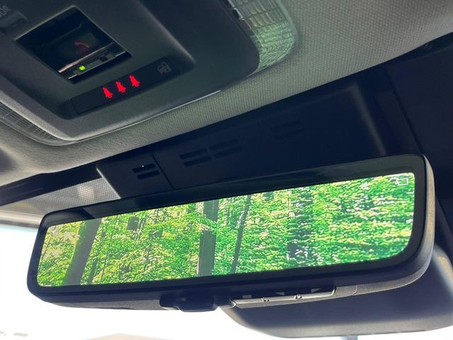 【デジタルインナーミラー】後席の大きな荷物や同乗者で後方が確認しづらい時でも安心!カメラが撮影した車両後方の映像をルームミラー内に表示。クリアな視界で状況の確認が可能です!