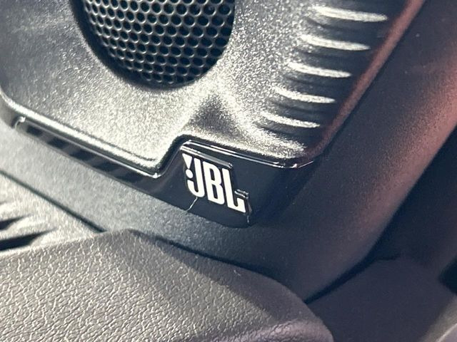 �yJBL�T�E���h�V�X�e���z���[�J�[�I�v�V�����̍��i�ʃT�E���h�V�X�e���𓋍ځB��p�̃`���[�j���O���{���ꂽ�召�l�X�ȃX�s�[�J�[����ǎ��ȃT�E���h���t�ł��A�Տꊴ���ӂ�鉹����Ԃ����o���܂��B