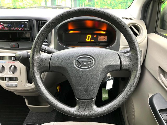 �C���e���A�ɍ��킹���f�U�C���̃X�e�A�����O�́A�^�]�������̂��Ƃ��l���A�^�]���₷���`��A�傫���ł��B�����x�A���ۂɐG���Ă��m���߂��������B