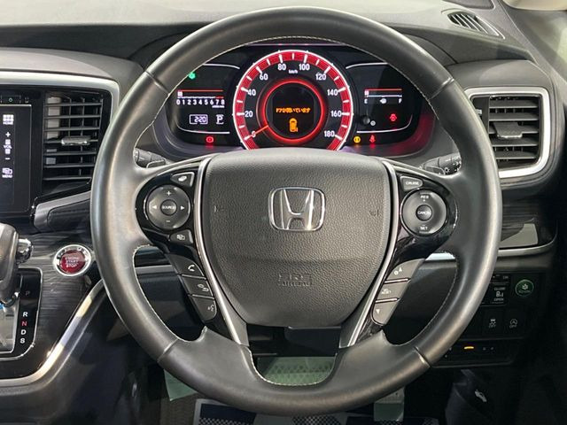 �C���e���A�ɍ��킹���f�U�C���̃X�e�A�����O�́A�^�]�������̂��Ƃ��l���A�^�]���₷���`��A�傫���ł��B�����x�A���ۂɐG���Ă��m���߂��������B