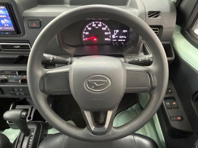 �C���e���A�ɍ��킹���f�U�C���̃X�e�A�����O�́A�^�]�������̂��Ƃ��l���A�^�]���₷���`��A�傫���ł��B�����x�A���ۂɐG���Ă��m���߂��������B