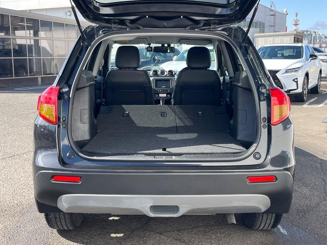 後席を格納すると、これだけの広さが!シーンに合わせたシートアレンジで、大きな荷物も積むことが出来ます♪