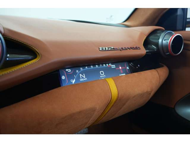 ダッシュボードには、カラードレザーアッパーダッシュボード(クオイオ)、アルカンターラロワーダッシュボード(ベージュトラディツィオーネ)が装備。細部にも妥協しないフェラーリの真髄を感じます。