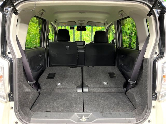 ���i�̂���������ʋ΁A���}���ɏ\���ȉ׎��X�y�[�X���m�ۂ��Ă���܂��B�Z�J���h�V�[�g��|���ƁA�傫�ȉו��̐ύڂ��\�ł���