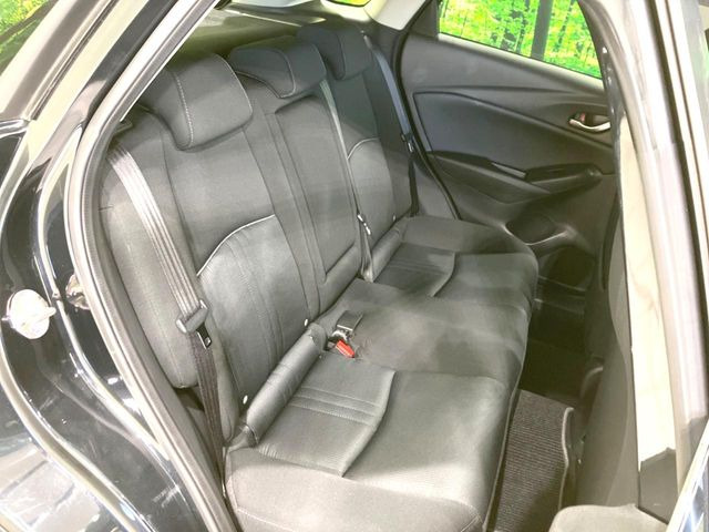 広々とした2列目シートは居住性が高く、居心地も快適!友達や家族とのお出かけにぴったりです。ベビーシートやチャイルドシート使用時も快適にお過ごしいただける十分な空間を確保しています。