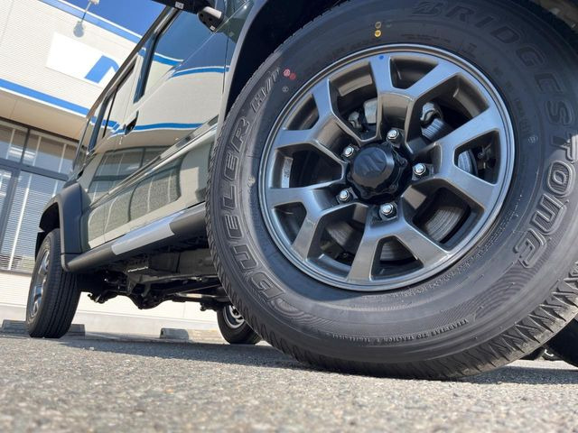 �y����15�C���`�A���~�z�C�[���z�O�ςɃ}�b�`���������A���~�z�C�[���𑕒����Ă���܂��B�e��ЊO�A���~�z�C�[����A�X�^�b�h���X�^�C�����戵�����Ă���܂��B���񂲑��k����������