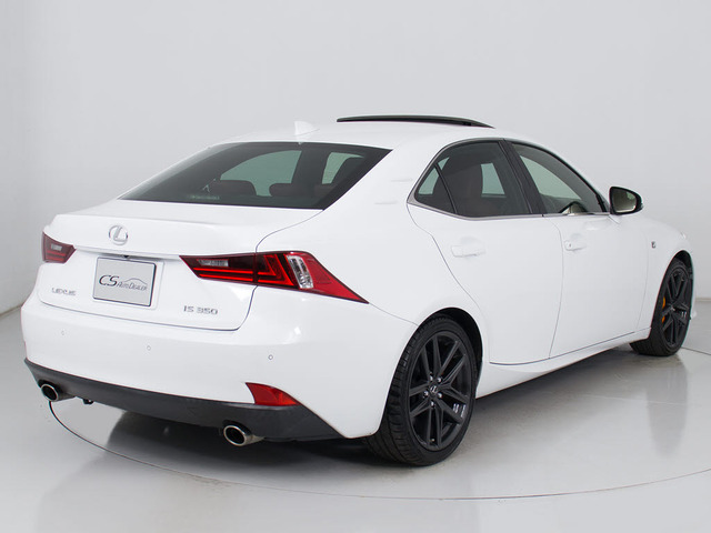 個性的なリアビューで御座います。精悍な佇まいは高級車ならではです。