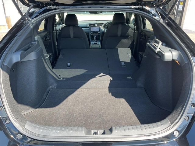 ���i�̂���������ʋ΁A���}���ɏ\���ȉ׎��X�y�[�X���m�ۂ��Ă���܂��B�Z�J���h�V�[�g��|���ƁA�傫�ȉו��̐ύڂ��\�ł���