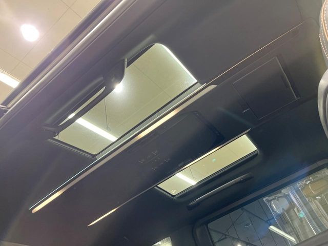 【ガラスルーフ】ガラスルーフ搭載で車内の解放感が一気にアップ!開放的なドライブをお楽しみいただけます。