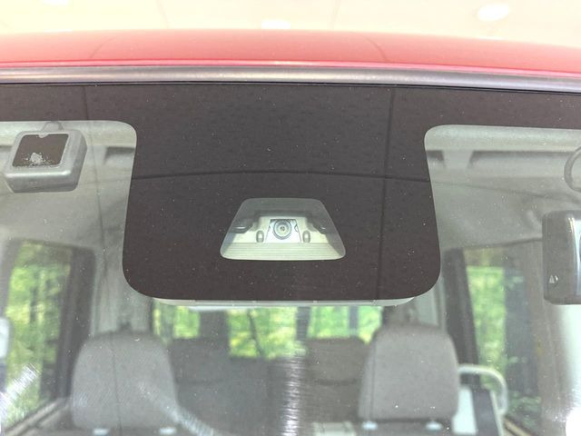 【スマートアシスト】走行中に前方の車両等を認識し、衝突しそうな時は警報とブレーキで衝突回避と被害軽減をアシスト。より安全にドライブをお楽しみいただけます。