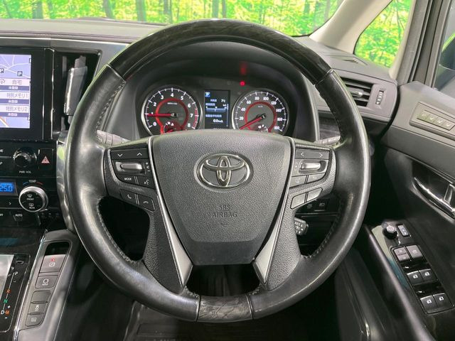 �C���e���A�ɍ��킹���f�U�C���̃X�e�A�����O�́A�^�]�������̂��Ƃ��l���A�^�]���₷���`��A�傫���ł��B�����x�A���ۂɐG���Ă��m���߂��������B