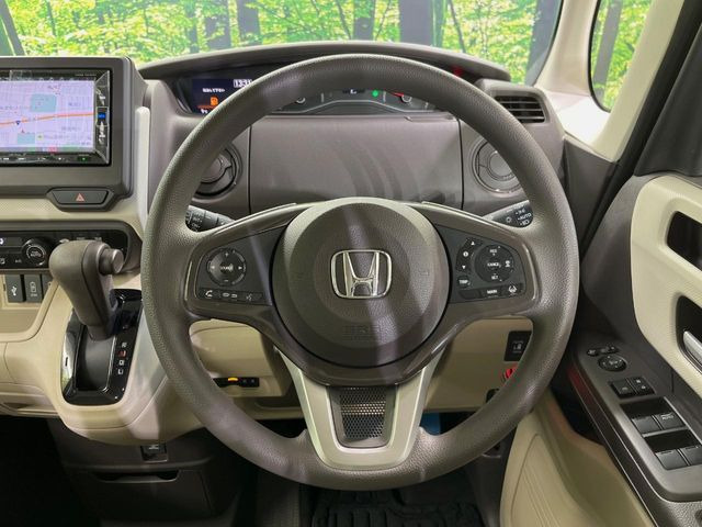 �C���e���A�ɍ��킹���f�U�C���̃X�e�A�����O�́A�^�]�������̂��Ƃ��l���A�^�]���₷���`��A�傫���ł��B�����x�A���ۂɐG���Ă��m���߂��������B