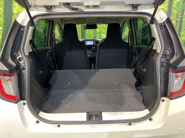 ���i�̂���������ʋ΁A���}���ɏ\���ȉ׎��X�y�[�X���m�ۂ��Ă���܂��B�Z�J���h�V�[�g��|���ƁA�傫�ȉו��̐ύڂ��\�ł���