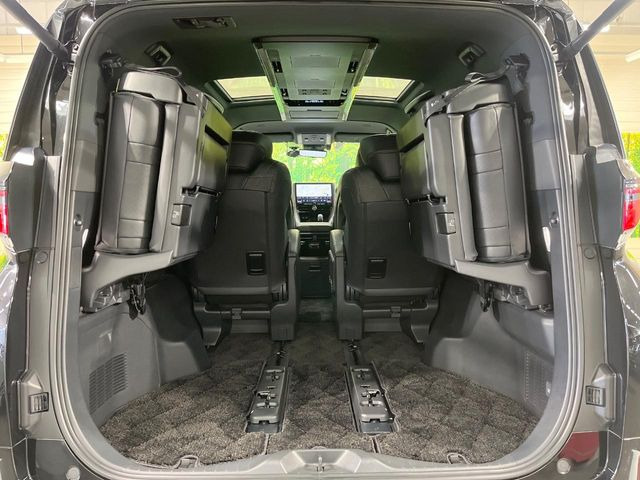 ラゲッジルームは、大容量のスペースを確保。普段のお買い物からレジャーまで、幅広く活躍してくれます!また、リアシートを倒すことでバリエーション豊かにお使いいただけます。