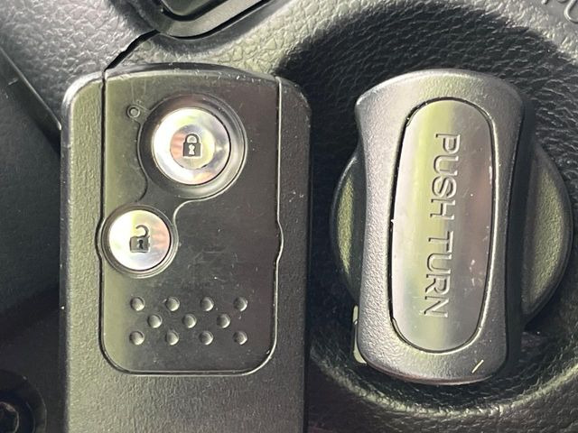 �yHonda�X�}�[�g�L�[�z�J�o����|�P�b�g�ɓ��ꂽ�܂܂ł��h�A�̎{���E�������\�ȃX�}�[�g�L�[�𑕔��B�G���W���̃I���E�I�t�����J�M�����o���K�v����������Ƃ��Ă��֗��ł���