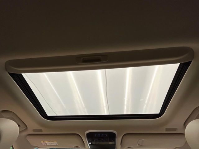 【サンルーフ】開放感たっぷりの希少装備、サンルーフが装着されています!車内に明かりを取り入れたり景色を楽しむ以外にも、車内の空気も簡単に換気できて快適です!