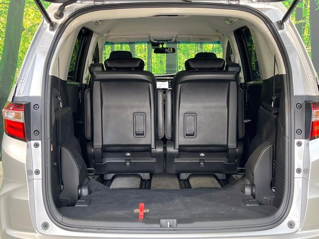 ���i�̂���������ʋ΁A���}���ɏ\���ȉ׎��X�y�[�X���m�ۂ��Ă���܂��B�Z�J���h�V�[�g��|���ƁA�傫�ȉו��̐ύڂ��\�ł���