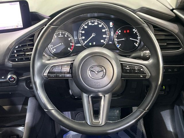 �C���e���A�ɍ��킹���f�U�C���̃X�e�A�����O�́A�^�]�������̂��Ƃ��l���A�^�]���₷���`��A�傫���ł��B�����x�A���ۂɐG���Ă��m���߂��������B