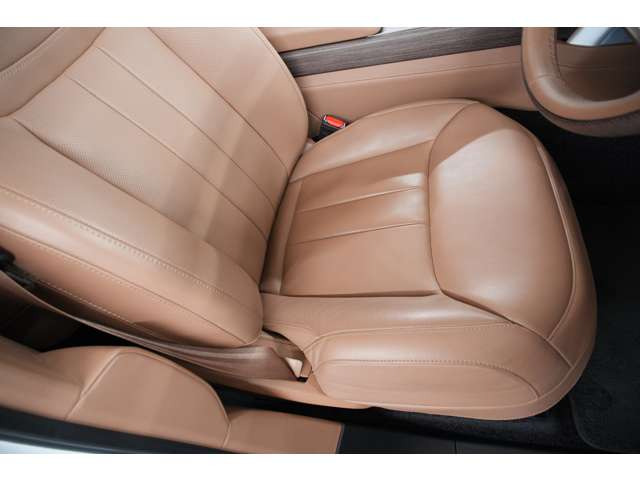 �p���̌ւ郉�O�W���A���[SUV�u�����W���[�o�[ D300�v�ł������܂��B���K�E���ؑ������[������g�b�v�O���[�h�u�I�[�g�o�C�I�O���t�B�[�v