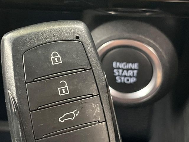 【スマートキー】カバンやポケットに入れたままでもドアの施錠・解錠が可能なスマートキーを装備。エンジンのオン・オフ時もカギを取り出す必要が無いからとっても便利です♪