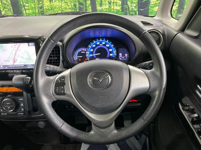 �C���e���A�ɍ��킹���f�U�C���̃X�e�A�����O�́A�^�]�������̂��Ƃ��l���A�^�]���₷���`��A�傫���ł��B�����x�A���ۂɐG���Ă��m���߂��������B