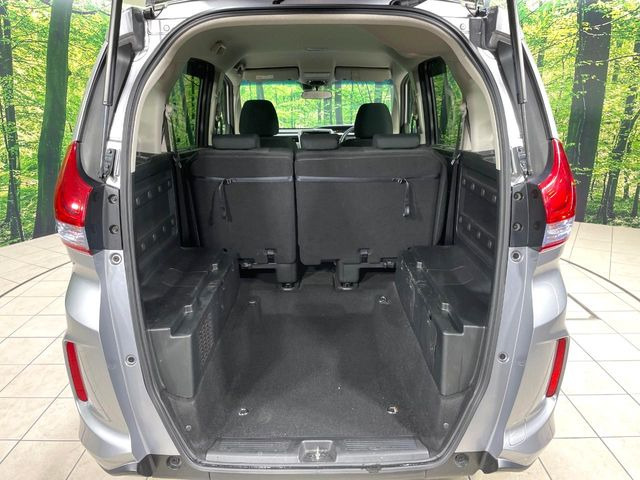 ���i�̂���������ʋ΁A���}���ɏ\���ȉ׎��X�y�[�X���m�ۂ��Ă���܂��B�Z�J���h�V�[�g��|���ƁA�傫�ȉו��̐ύڂ��\�ł���