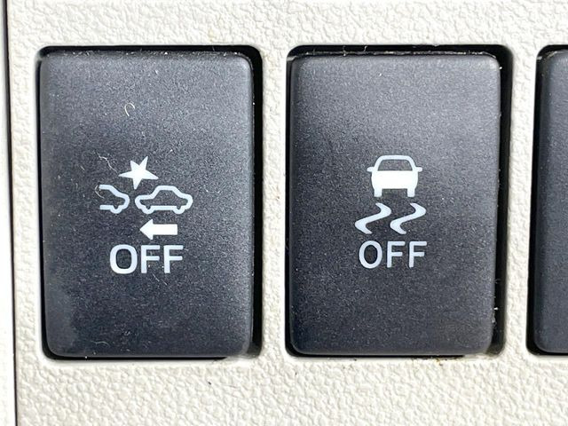 【スマートアシスト】走行中に前方の車両等を認識し、衝突しそうな時は警報とブレーキで衝突回避と被害軽減をアシスト。より安全にドライブをお楽しみいただけます。