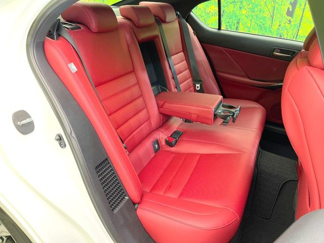 後部座席も気になるようなキズ・汚れやへたり等、大きなダメージはなく、良好な状態です。